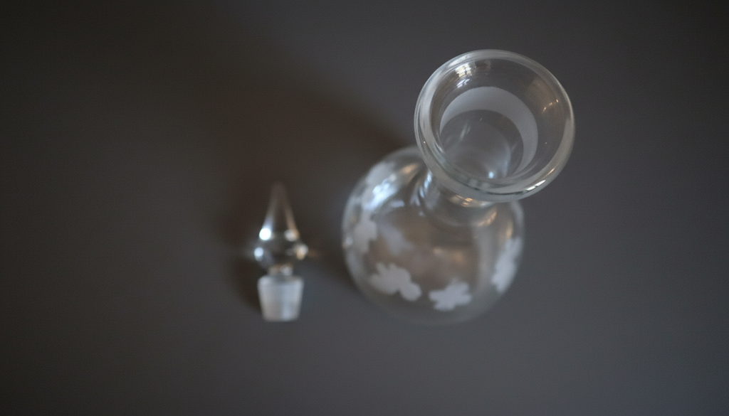 Karaffel i glas med vinranke