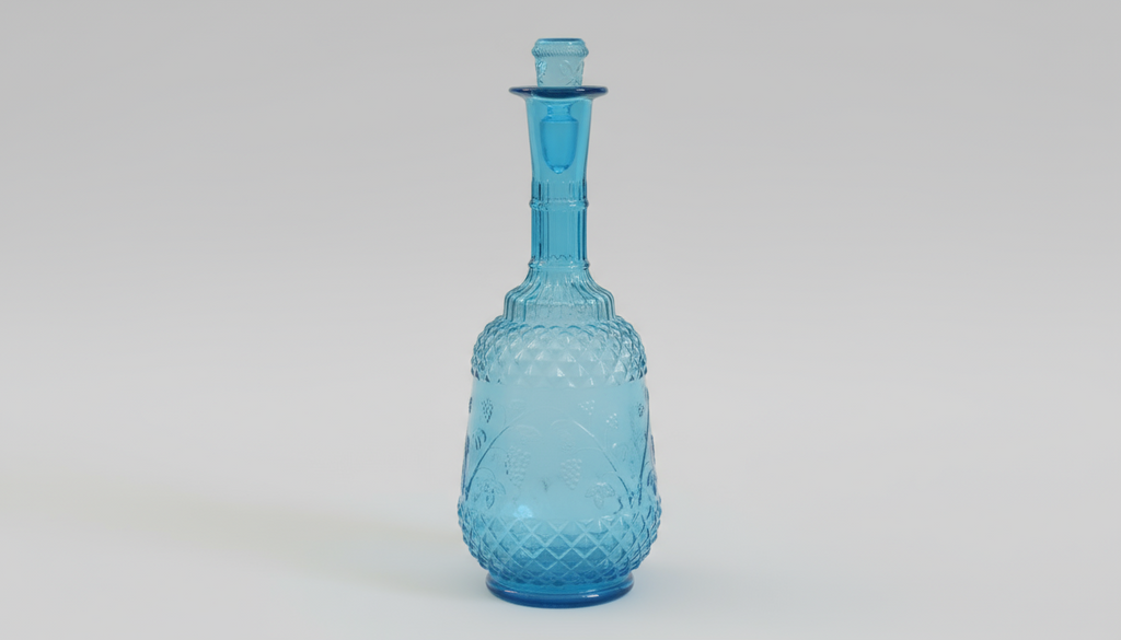 Blå presset glas-karaffel med prop (drue-motiv)