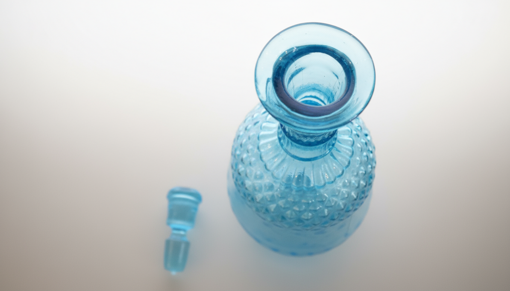 Blå presset glas-karaffel med prop (drue-motiv)