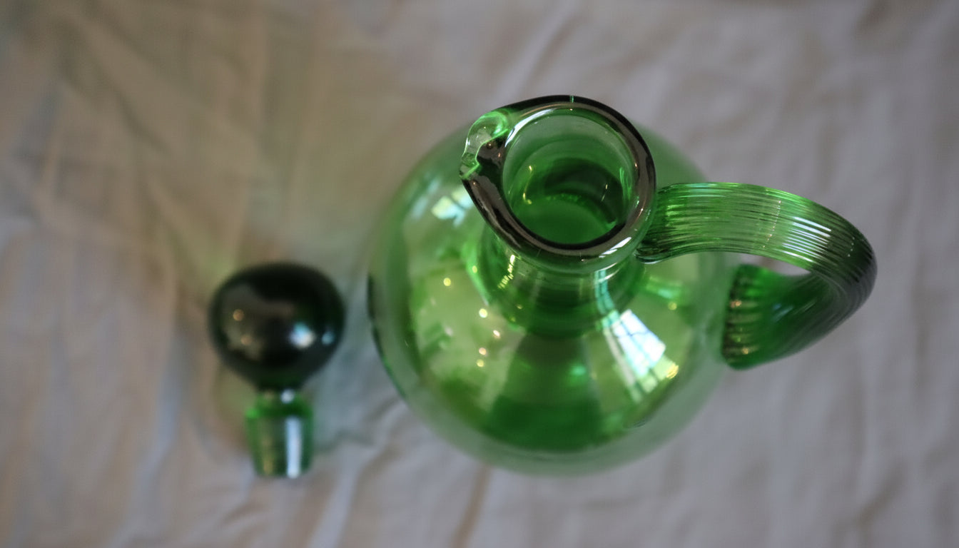 Smaragdgrøn glas-karaffel med fod og kugleprop