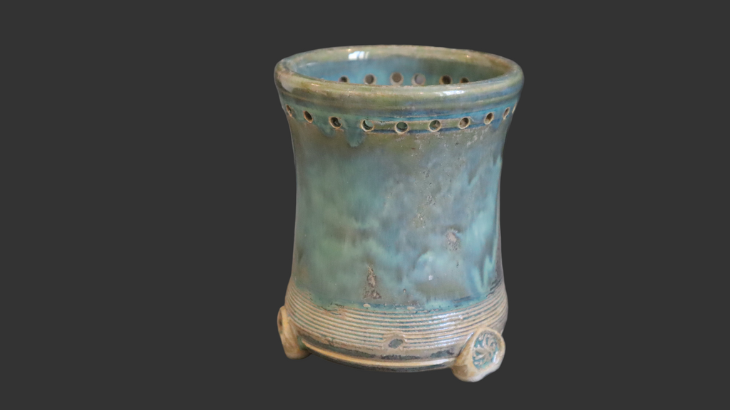 Håndrejet krukke i blågrøn glasur