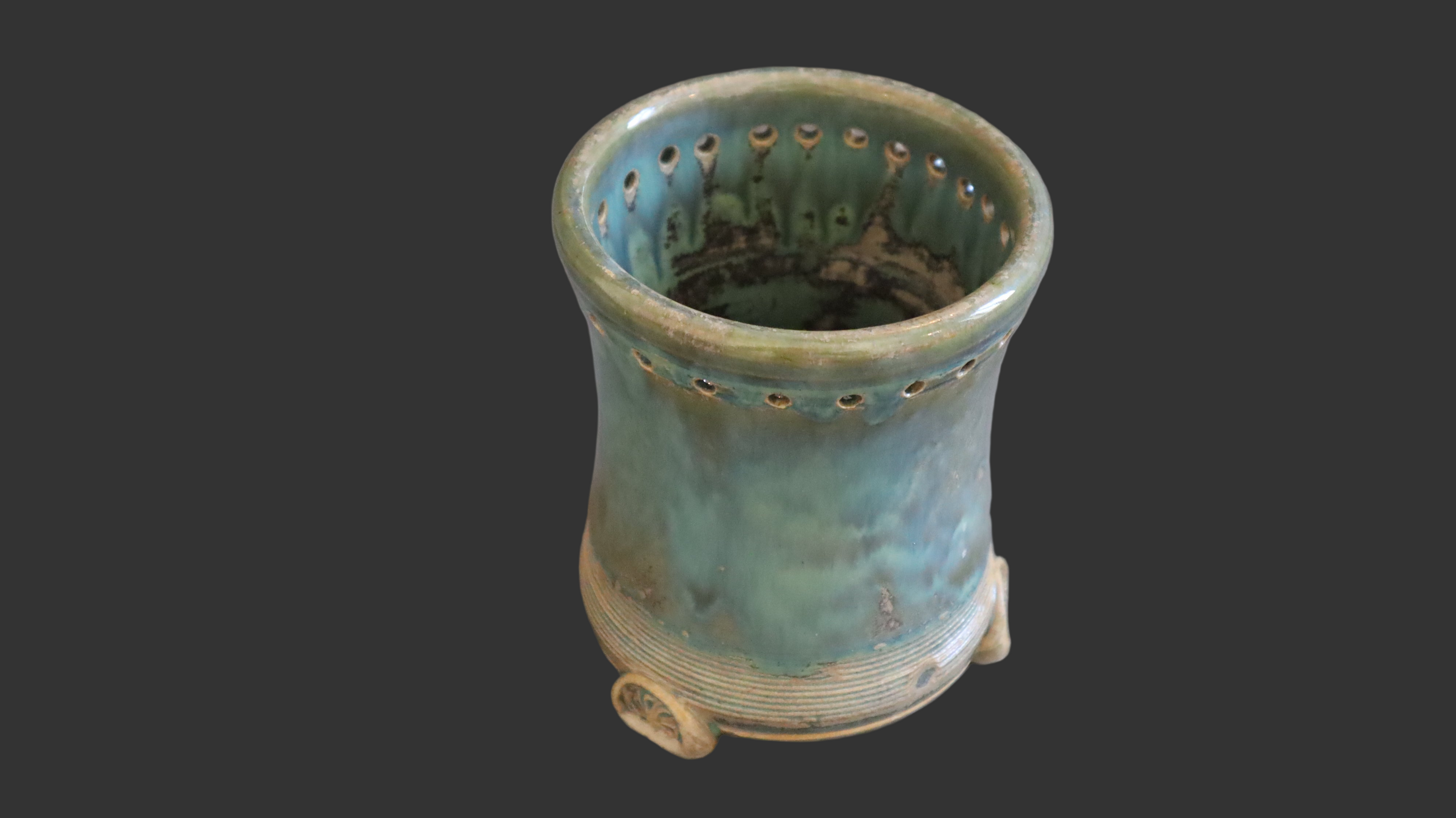 Håndrejet krukke i blågrøn glasur