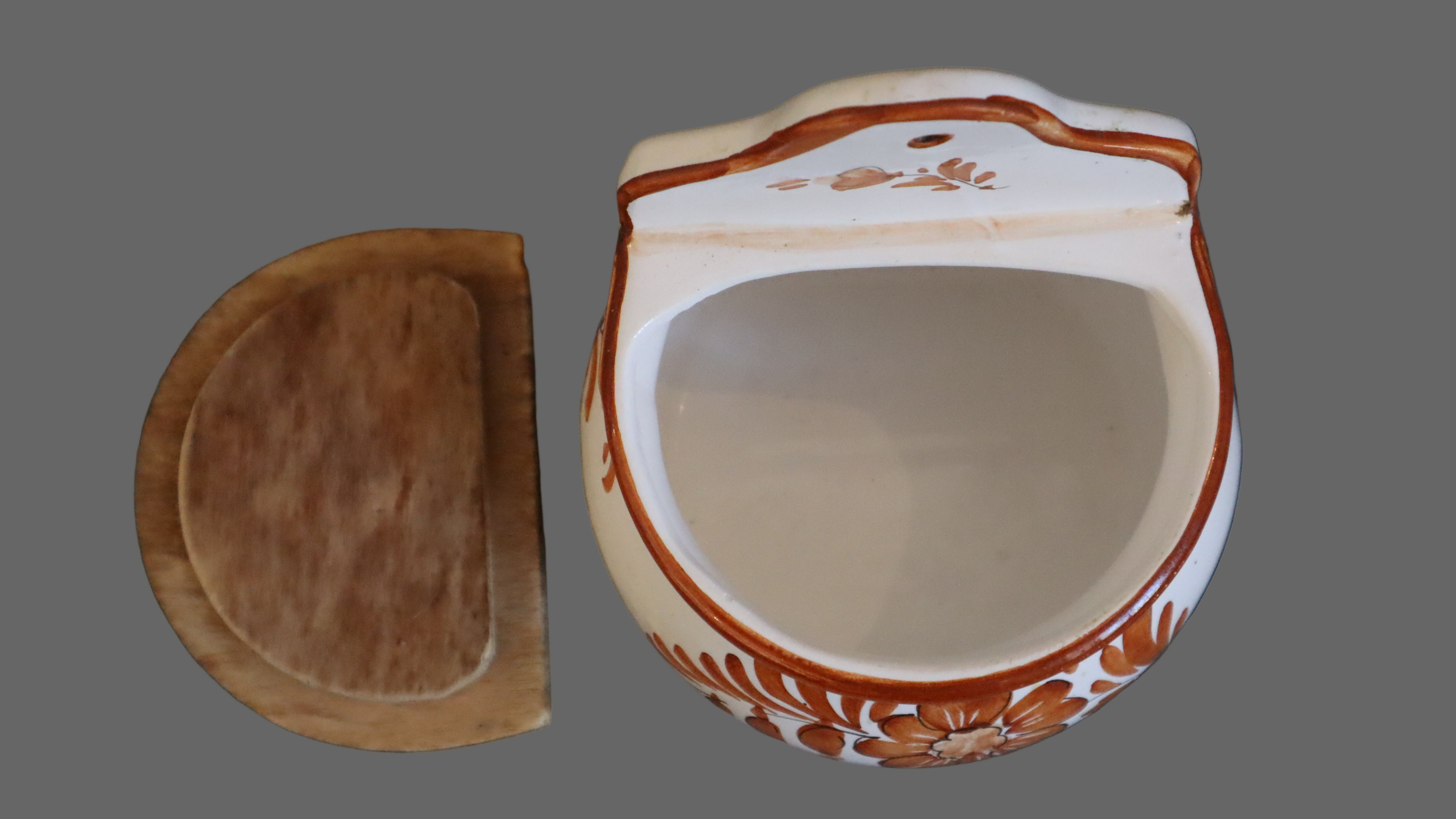 Væghængt saltkar – fransk fajance m. trælåg